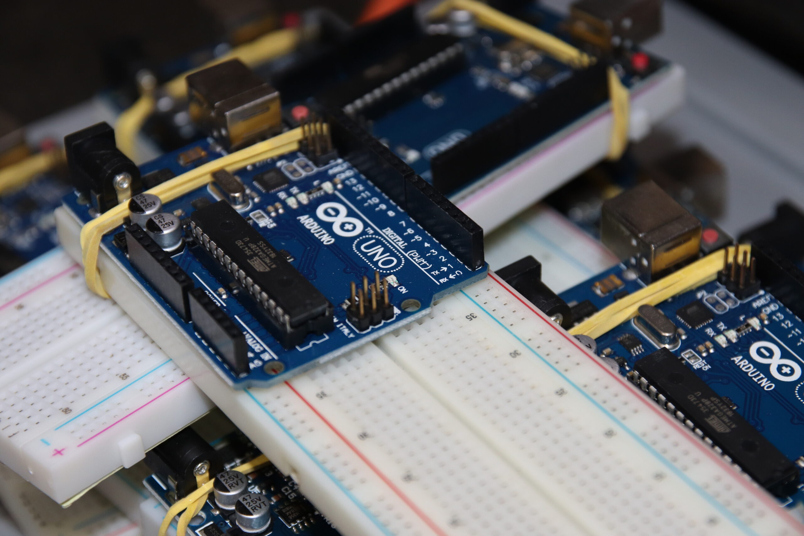 Solução Maker em sincronia 4.0: construção de totem automatizado de medição de temperatura e higienização para as escolas municipais de Naviraí