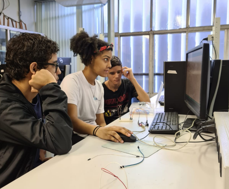 Oficinas de programação para jovens do entorno do Maracanã