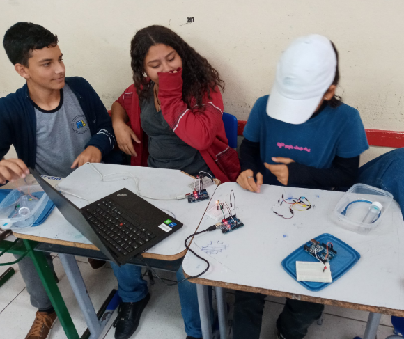 Iniciação tecnológica e cultura Maker utilizando Linguagem de Programação Visual aplicada ao ensino